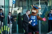 Regierungsrat Marcel Schwerzmann wird vom Maskottchen der Ruder-EM ans Rednerpult gebeten. (Bild: Manuela Jans-Koch/Luzerner Zeitung, Luzern, 30. Mai 2019)