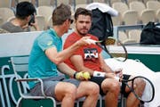 Magnus Norman (links) diskutiert während des Trainings mit Stan Wawrinka. (Bild: Claude Diderich/Freshfocus (Paris, 24. Mai 2019))