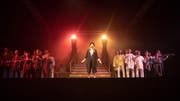 Die Erzählerin (Silvia Kuratli, Mitte) führte singend durch den Abend in Unterwasser. (Bild: Sascha Erni)