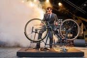 Frank Zappa (Aaron Hitz) spielt Fahrrad. Also als Instrument. Und das klingt ziemlich gut. (Bild: Ingo Höhn/Luzerner Theater)