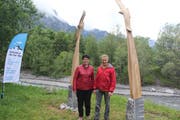 Lucia Lauener-Zwyer und Bildhauer Hans Gisler vor der Skulptur «Flying Eagle». (Bild: Paul Gwerder, Attinghausen, 29. Mai 2019)