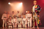Die elf Brüder sind neidisch auf Joseph und seinen farbigen Mantel. (Bild: Sascha Erni)