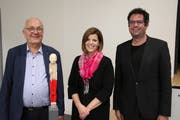 Von rechts: Musikschulleiter Philipp Gisler und Präsidentin Cordelia Dal Farra überreichen Martin Giese ein Abschiedsgeschenk, das den ehemaligen Musikschulleiter an den Kanton Uri erinnern soll. (Bild: Remo Infanger, Schattdorf, 28. Mai 2019)