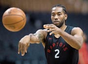 Auch wenn Kawhi Leonard Selbstinszenierung fremd ist: Die Schlagzeilen gehören ihm. (Bild: Frank Gunn/AP (Toronto, 29. Mai 2019))