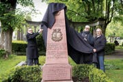 Andreas Osner, Bürgermeister von Konstanz, Nachfahre Edoardo Schmidt di Friedberg, und der St. Galler Regierungsrat Martin Klöti (von links) enthüllen den neuen Obelisken. (Bild: Ralph Ribi)