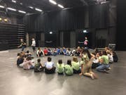 Letzte Vorbereitungen: Diese Teilnehmer tanzen gleich wie im weltbekannten Musical «Grease». (Bild: David von Moos)