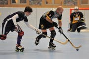 Spielertrainer Simon von Allmen (am Ball) verlässt den RHC Uri. Bild: Urs Hanhart