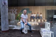 In Rückblenden erzählt Uschi (Birgit Bücker), warum sie als junges Mädchen in eine Strafanstalt gesteckt wurde. (Bild: Jos Schmid)