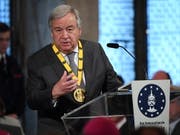 Uno-Generalsekretär António Guterres hat den Karlspreis erhalten. Guterres wurde als europäischer Streiter für eine friedliche Zusammenarbeit der Völker ausgezeichnet. (Bild: KEYSTONE/EPA/SASCHA STEINBACH)