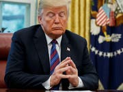 Trump sollte offenbar nicht verärgert werden: Beim Besuch von Donald Trump in Japan hat das Weisse Haus versucht, das dort stationierte und nach Trumps verstorbenem Intimfeind benannte US-Kriegsschiff «USS John McCain» vor dem US-Präsidenten zu verbergen. (Bild: KEYSTONE/AP/EVAN VUCCI)