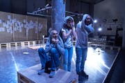 Angst vor dem nächsten Schlag, dem nächsten Missbrauch: Marcus Schäfer, Pascale Pfeuti und Fabian Müller in «Verminte Seelen» am Theater St. Gallen. (Bild: Jos Schmid)