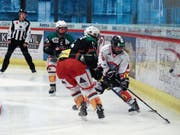Zwei Wilerinnen (in Schwarz-Grün) kämpfen im Spiel gegen Kreuzlingen-Konstanz um den Puck. Ausgerechnet in den Händen dieses Clubs liegt das Schicksal des vom EC Wil zurückgezogenen Frauenteams, das unter dem neuen Namen HC Ladies Wil weiterspielen möchte. (Bild: Tim Frei)