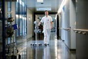 Spitalsoldat Niko Broich unterstützte die Pflegenden im Zuger Kantonsspital. (Bild: Stefan Kaiser, Baar, 1. Mai 2019)