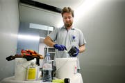 Severin Vaucher half im technischen Dienst aus. (Bild: Stefan Kaiser, Baar, 1. Mai 2019)