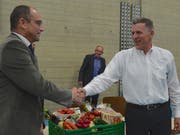 Der abtretende Stadtpräsident Roger Forrer nimmt Dankesworte seines Vize Gregor Rominger entgegen. (Bild: Margrith Pfister-Kübler)