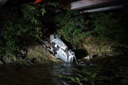 Das Fahrzeug kam am Lorzenufer zu liegen. Der Lenker zog sich dabei tödliche Verletzungen zu. (Bild: Zuger Polizei, Baar, 30. Mai 2019)