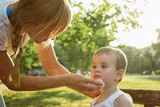 Wer auf jede Regung seines Kindes eingeht, kann dadurch auch zum Auslöser von Krankheiten werden. (Bild: Getty)