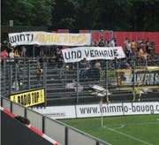Dieses Plakat zeigten die Schaffhauser Fans beim Spiel in Winterthur. (Bild: Toja Rauch/Facebook)