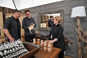 Inhaber Markus von Rotz, Gestalter Felix Schelbert und Interior Stylistin Prisca Zehnder (von links) zeigen stolz ganz eigenwillig schöne Raumgestaltungen aus Grafenort mit altem Holz. (Bilder: Romano Cuonz, Buochs, 30.Mai. 2019)