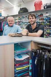 Wissen, wie der Hase läuft: Josef Wirth (links) und Mario Simmen in ihrem Geschäft an der Luzerner Winkelriedstrasse in Luzern. (Bild: Boris Bürgisser (Luzern, 21. Mai 2019))