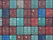 Als exportorientiertes Land spürt die Schweiz den Gegenwind, der die Weltwirtschaft bremst. Besonders die Abkühlung in Europa macht sich laut Experten bemerkbar. (Bild: KEYSTONE/EPA/FOCKE STRANGMANN)