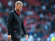 Wenn der Körper alles sagt: Xamax-Coach Stéphane Henchoz nach dem 0:4 gegen Aarau auf dem Weg in die Garderobe (Bild: KEYSTONE/LAURENT GILLIERON)