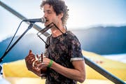 Der Müllmaa erzählte an der Iheimisch mit Stampfen und Ukulele Geschichten. (Bilder: Nadia Schärli, Buochs, 30. Mai 2019)
