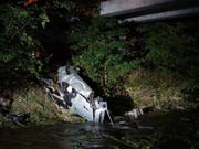 In Baar ist ein Autofahrer von der Autobahnausfahrt abgekommen und auf die Böschung der Lorze gestürzt. Er starb noch am Unfallort. (Bild: Zuger Strafverfolgungsbehörden)