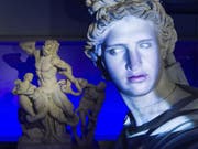 Der Schauspieler Antonio Ramón Luque leiht dem Sonnengott Apollo seine Stimme und sein Gesicht. (Bild: Matthieu Brouillard/Uni Bern)