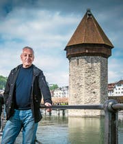 Der Forscher und sein Forschungsobjekt: Heinz Horat vor dem Luzerner Wasserturm. (Bild: Boris Bürgisser (Luzern, 16. Mai 2019))