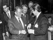 Danach gab es viel Wein: Die Bundesräte Jean-Pascal Delamuraz (vorne links) und René Felber (Mitte) verhandelten im Oktober 1991 in Luxemburg mit ihren europäischen Amtskollegen über den EWR. (Bild: Keystone)