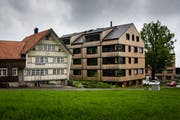 Moderne Architektur neben traditioneller Bauweise: So könnte Verdichtung mit Qualität laut dem Ausserrhoder Heimatschutz aussehen. Hier im Bild: die Wohnüberbauung auf der Vögelinsegg bei Speicher. (Bild: Claudio Weder)