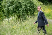 Im Anzug durchs Gras: Der Zuger SVP-Nationalrat Thomas Aeschi hinter dem Redaktionsgebäude der «Luzerner Zeitung». Bild: Nadia Schärli (Luzern, 27. Mai 2019)