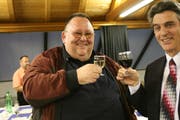 Wahlfeier am 12. März 2007: Der neue Bottighofer Gemeindeammann Urs Siegfried stösst mit seinem Vorgänger Carl Ruch an. (Bild: Susann Basler)