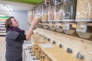 Die Kunden können selbst Behälter mit nehmen oder direkt vom Laden beziehen. (Bild: Boris Bürgisser, Willisau, 10. Mai 2019)