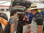 Trudi und Hans Barmettler aus Ennetmoos im Gespräch mit Polizist Simon Leuthold. (Bild: Matthias Piazza, Buochs, 31. Mai 2019)