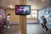 Die Spieler sind echt, der Ball fliegt aber nur auf dem Bildschirm: Das E-Sport-Zimmer von Epikk auf dem Güterbahnhof-Areal. (Bild: Adriana Ortíz Cardozo)