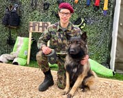 Hund «Hand» gehört jetzt ihm: Mathieu Karlen hat die RS bei den Hundeführern gemacht. (Bild: Christa Kamm-Sager)