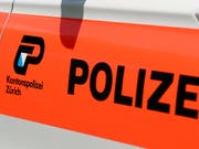 Zürcher Polizisten wollten am Donnerstagabend eigentlich in einer Wohnung Angehörigen eine Todesnachricht überbringen - und fanden dort einen toten Mann. (Bild: KEYSTONE/WALTER BIERI)