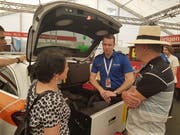 Trudy Barmettler (links) und Hans Barmettler (rechts) aus Ennetmoos im Gespräch mit Polizist Simon Leuthold am Iheimisch-Stand der Kantonspolizei Nidwalden. (Bild: Matthias Piazza, Buochs, 31. Mai 2019)