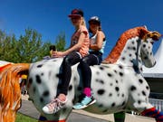 Vielleicht sitzen die beiden in ein paar Jahren auf einem richtigen Pferd? Lara und Lorraine haben einen Logenplatz auf dem Rücken des «Kleinen Onkels». (Bild: Christa Kamm-Sager)
