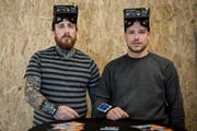 Sensor am Arm, Brille auf dem Kopf: Remo Bügler (links) und Wilko Nuber von Epikk. (Bild: Adriana Ortíz Cardozo)