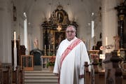 Diakon und Pastoralraumleiter Romeo Zanini in der Pfarrkirche St. Katharina. (Bild: Pius Amrein, Horw, 28. Mai 2019)