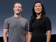 Mark Zuckerberg und seine Frau Priscilla Chan: Gegen den Chef ihres Personenschutzes sind Vorwürfe der sexuellen Belästigung und des Rassismus' erhoben worden. (Bild: KEYSTONE/AP/JEFF CHIU)