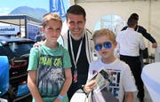 Der FCL-Verteidiger Claudio Lustenberger trifft an der Iheimisch seine treuen Fans Ben Imboden (links) und Niklaus Röthlin. (Bild: Romano Cuonz, Buochs, 31.Mai.2019)