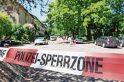 Die Polizei hat die Umgebung des Hauses, in dem sich das Tötungsdelikt ereignete, abgesperrt. (Bild: Ennio Leanza/Keystone (Zürich, 31. Mai 2019))