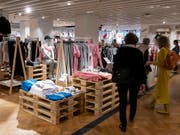 Detailhändler verkaufen weniger Produkte, die nicht dem Nahrungsmittelsektor zuzuschreiben sind. (Bild: KEYSTONE/ANTHONY ANEX)