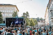 Sichtbarer Auftakt des «Musig uf de Gass»: Heute steht am Marktplatz wieder eine Konzertbühne. (Bild: PD/Daniel Gassner)