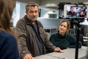 Schauspieler Stefan Gubser mit seiner Kollegin Delia Mayer beim Tatort-Dreh auf der Redaktion der Luzerner Zeitung. (Nadia Schärli, Luzern, 19. November 2018)