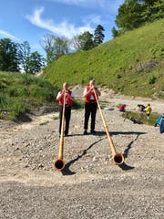 Sie vertraten das Alphornecho vom Wildberg: Beat Künzle und Stefan Steiger (von links)